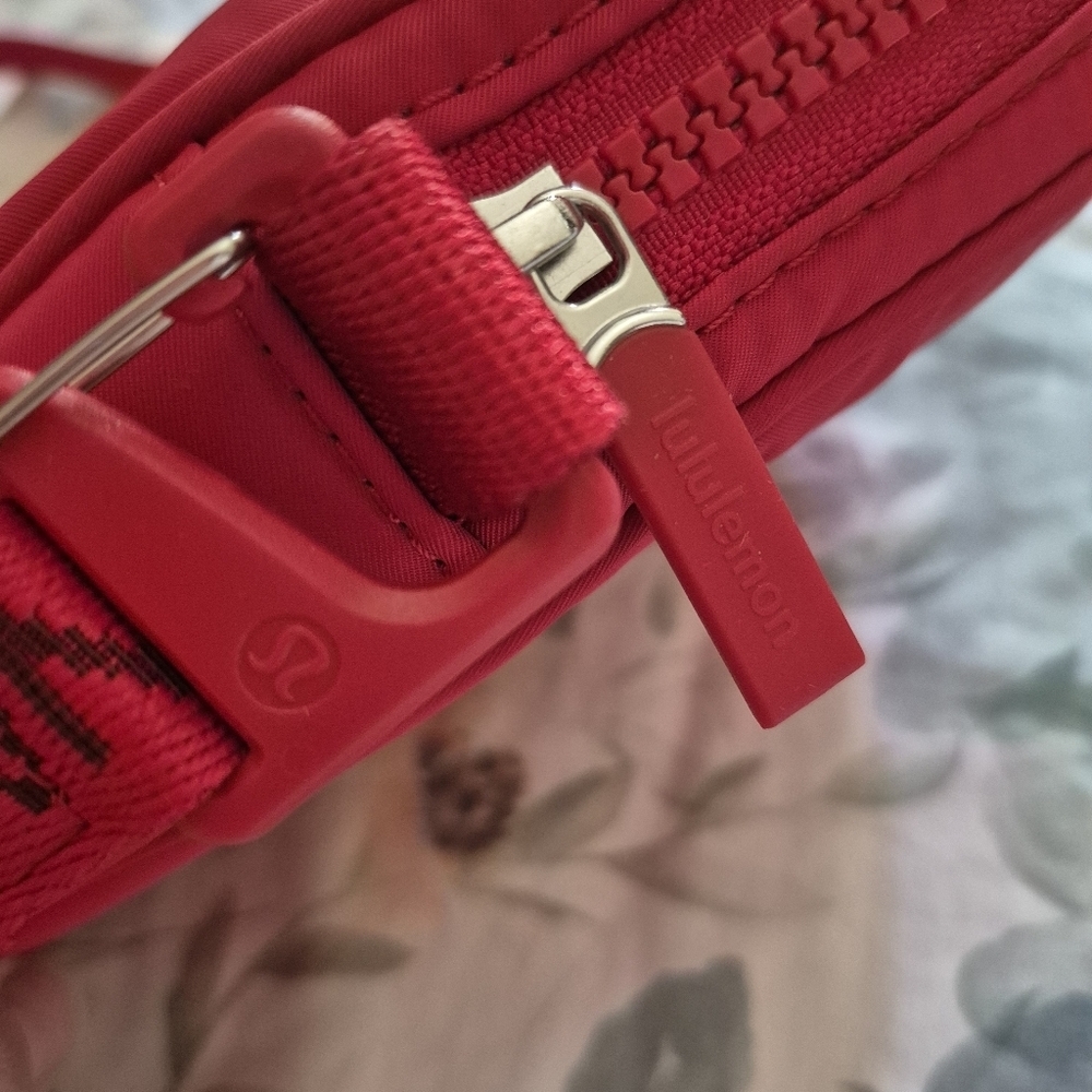 Lululemon Team Canada Future Legacy Crossbody Bag Red Bag Proudly Canadian - Picture 9 of 10